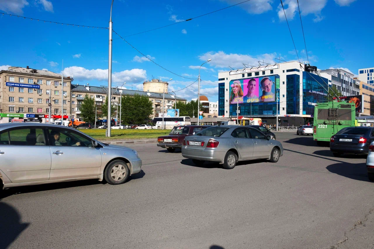 Реклама на фасаде ТЦ Подсолнух у Гума Новосибирск